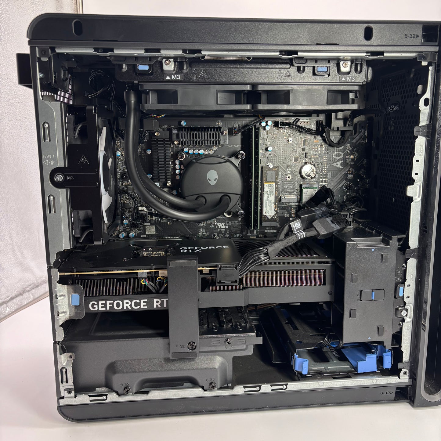 Alienware Aurora R16 i9-14900F 2.0GHz 32GB 2TB Nvidia Geforce RTX 4080 Super