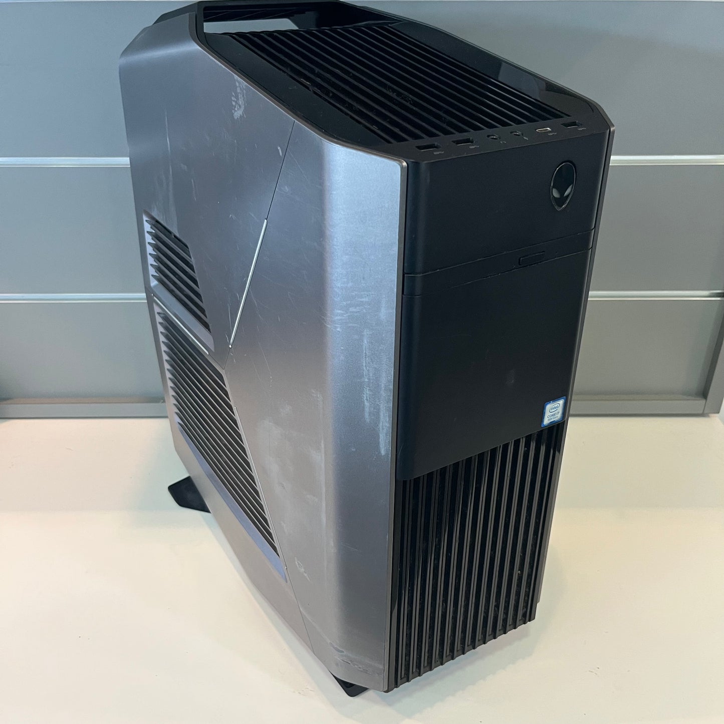 Alienware Aurora R8 AWAUR8-7608SLV-PUS Core i7-8700 3.20GHz 16GB RAM 256GB SSD 2TB SSD GeForce RTX 2080