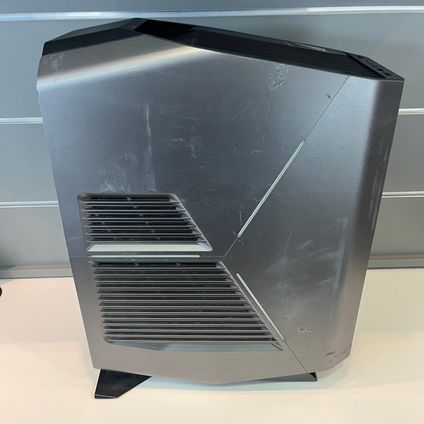 Alienware Aurora R8 AWAUR8-7608SLV-PUS Core i7-8700 3.20GHz 16GB RAM 256GB SSD 2TB SSD GeForce RTX 2080