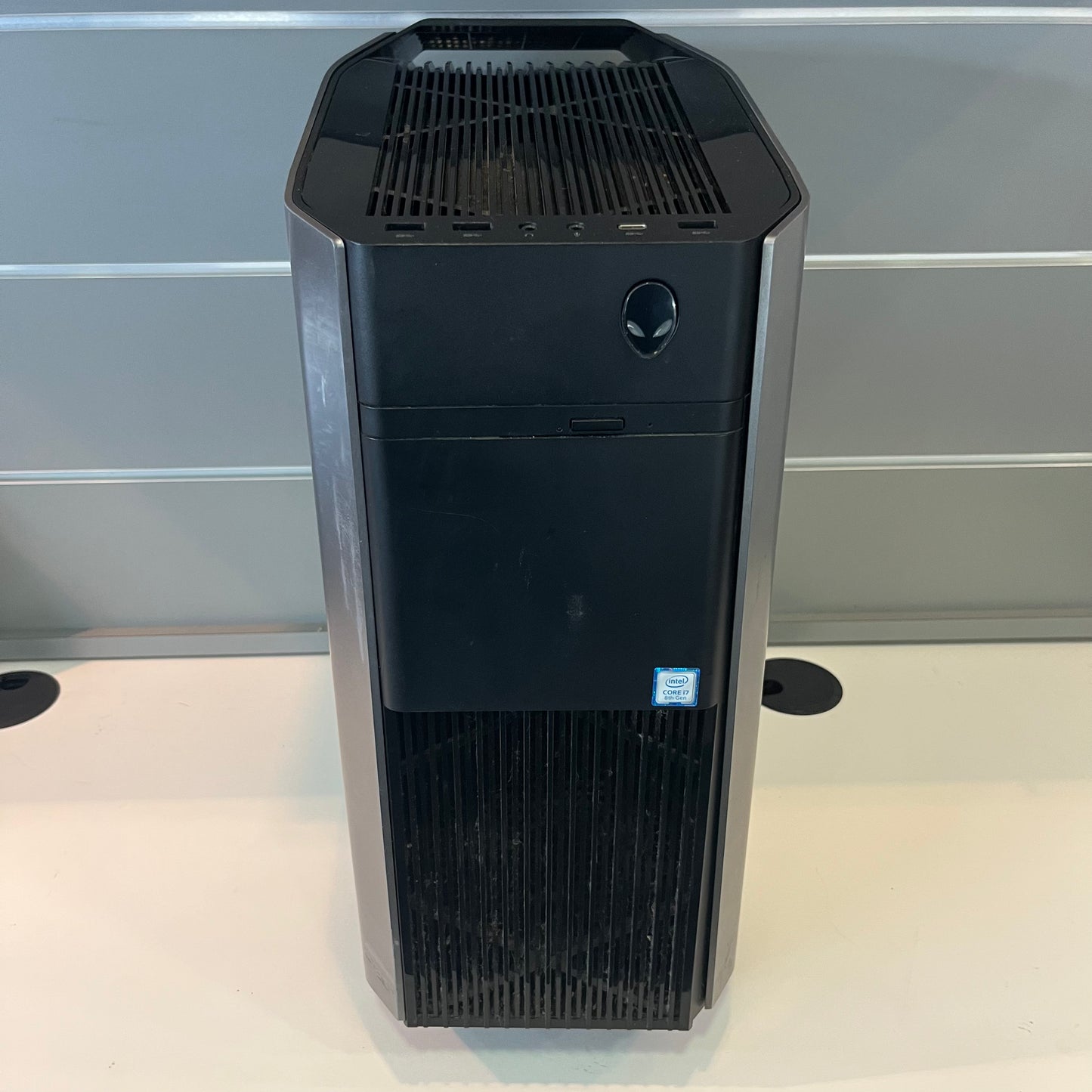 Alienware Aurora R8 AWAUR8-7608SLV-PUS Core i7-8700 3.20GHz 16GB RAM 256GB SSD 2TB SSD GeForce RTX 2080